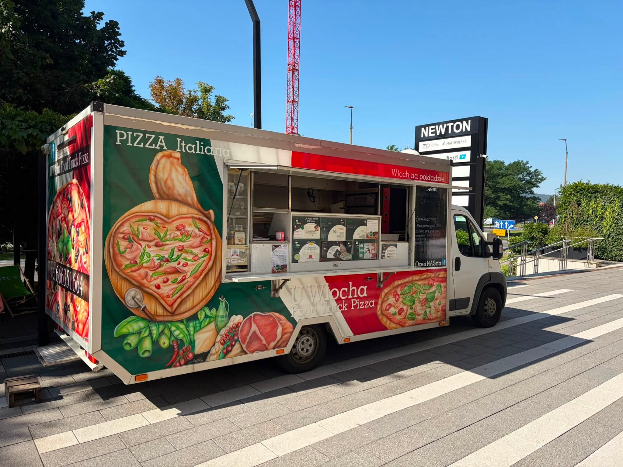 Food truck U Włocha przy biurowcu Newton