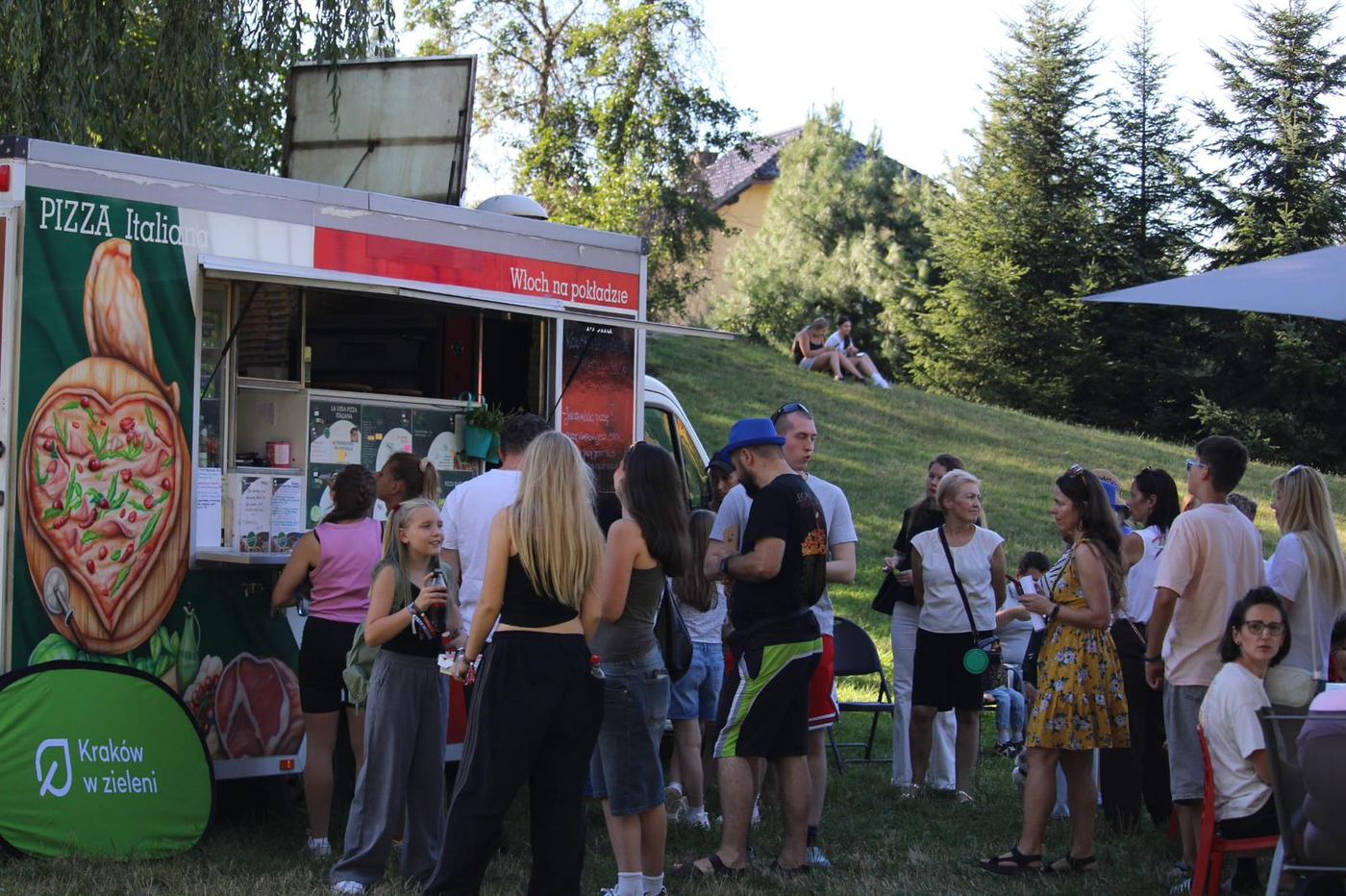 Kolejka klientów przy food trucku na evencie plenerowym