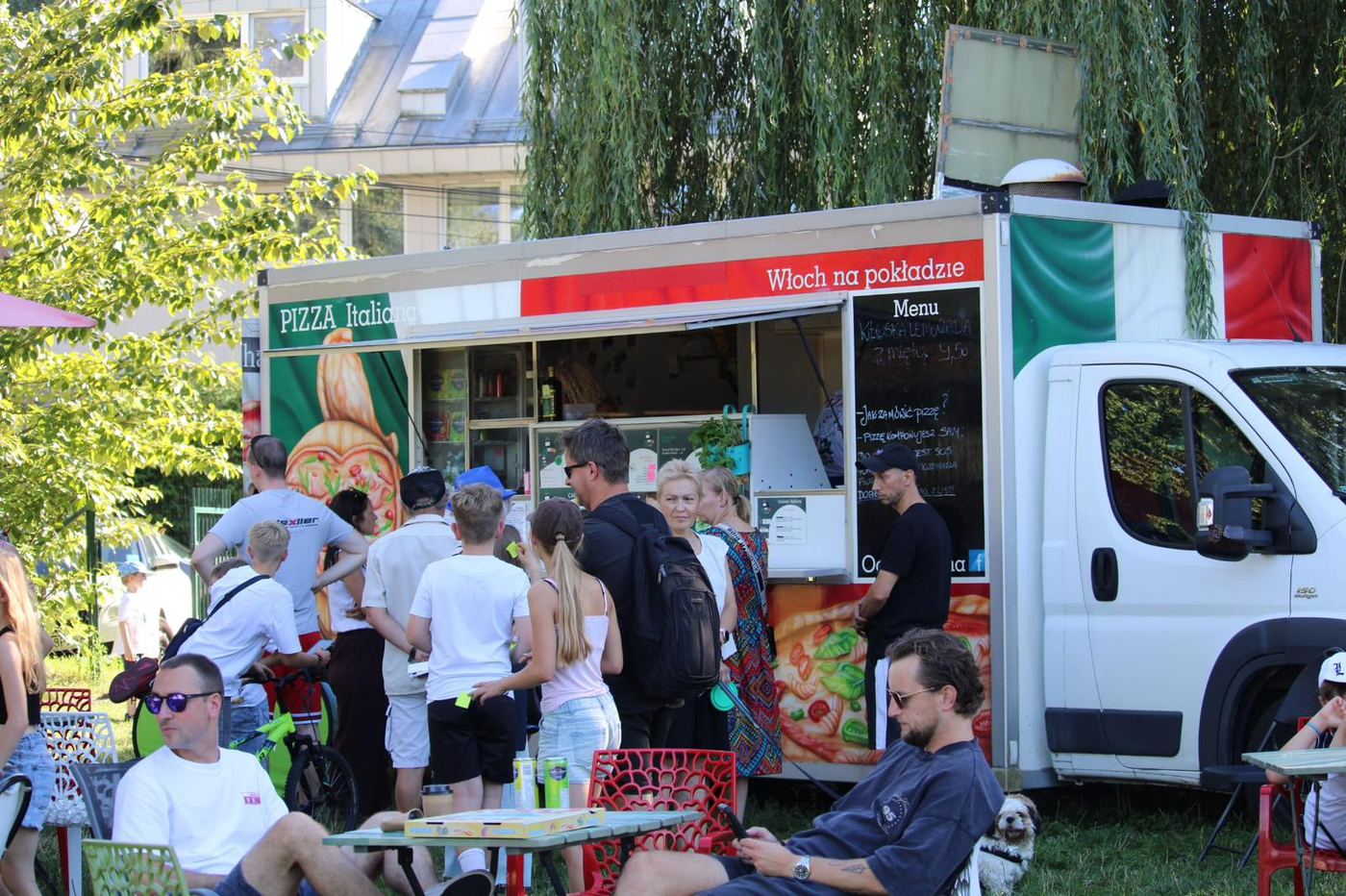 Klienci przy food trucku U Włocha na evencie