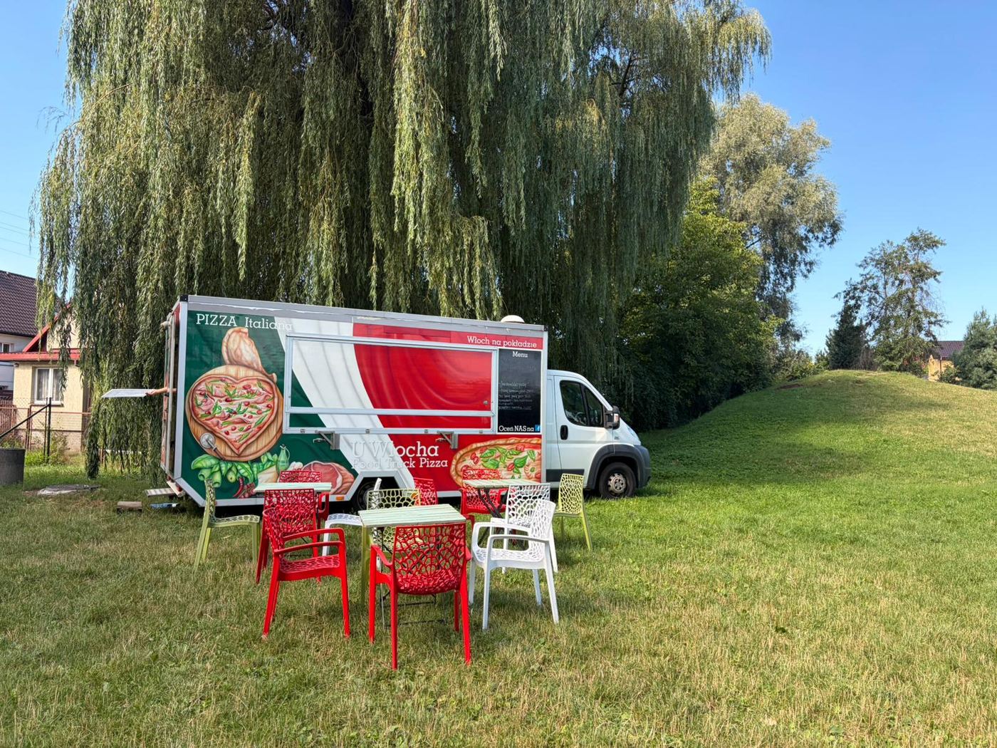 Food truck U Włocha zaparkowany w parku