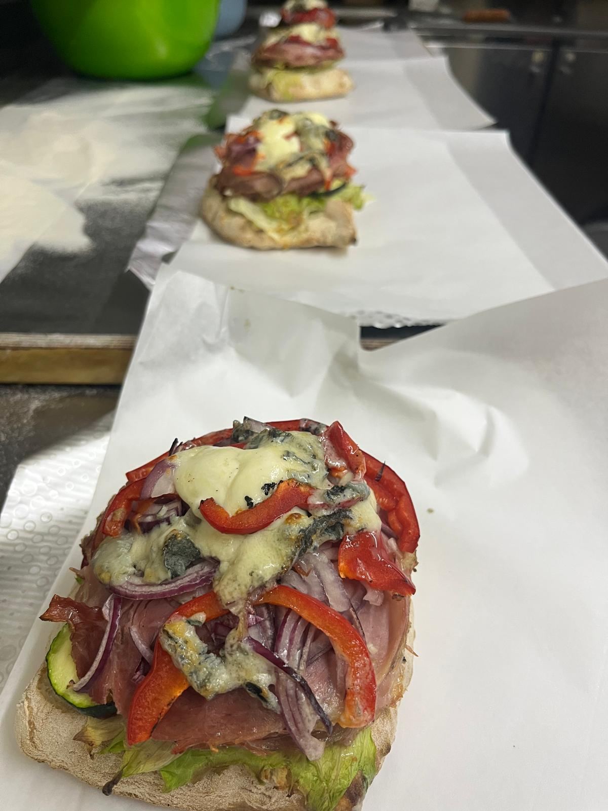 Panini z warzywami grillowanymi i szynką parmeńską