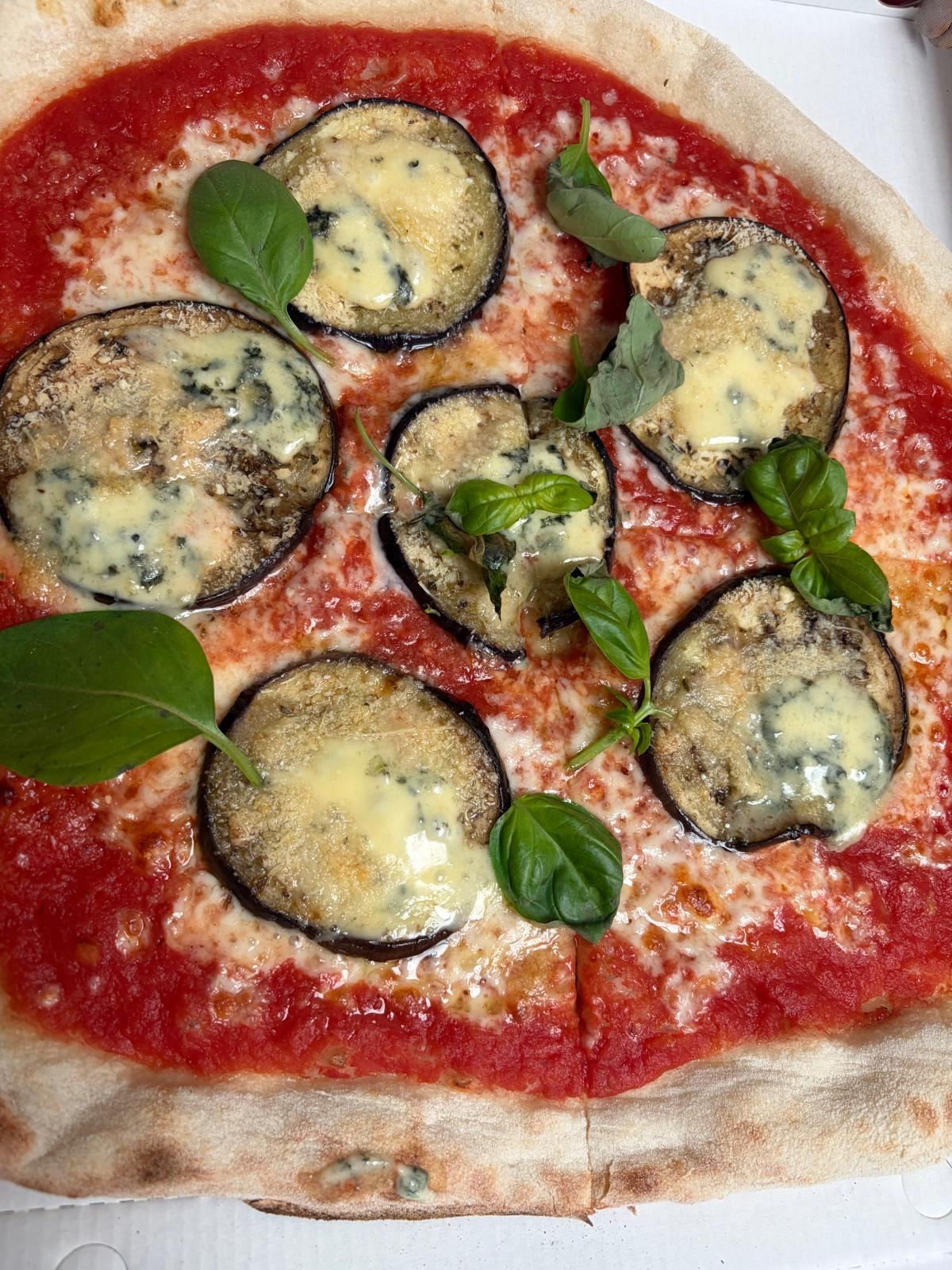 Pizza z bakłażanem i gorgonzolą