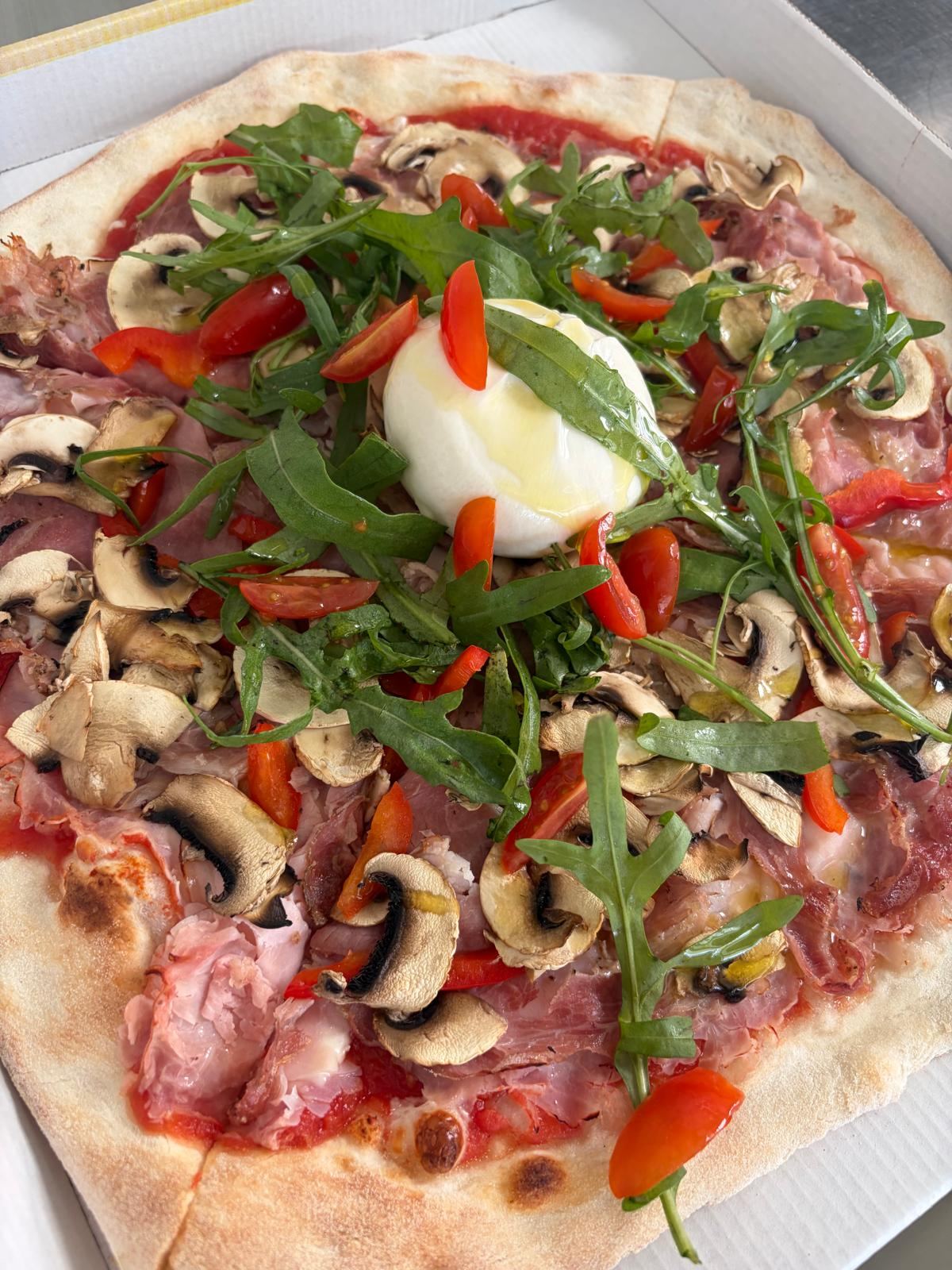 Pizza z burratą, prosciutto i pieczarkami