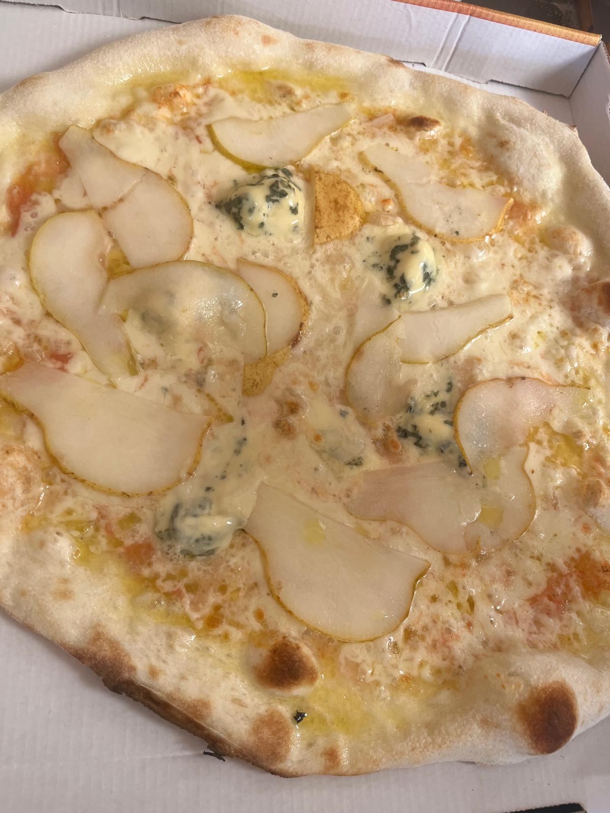 Pizza z gruszką i gorgonzolą