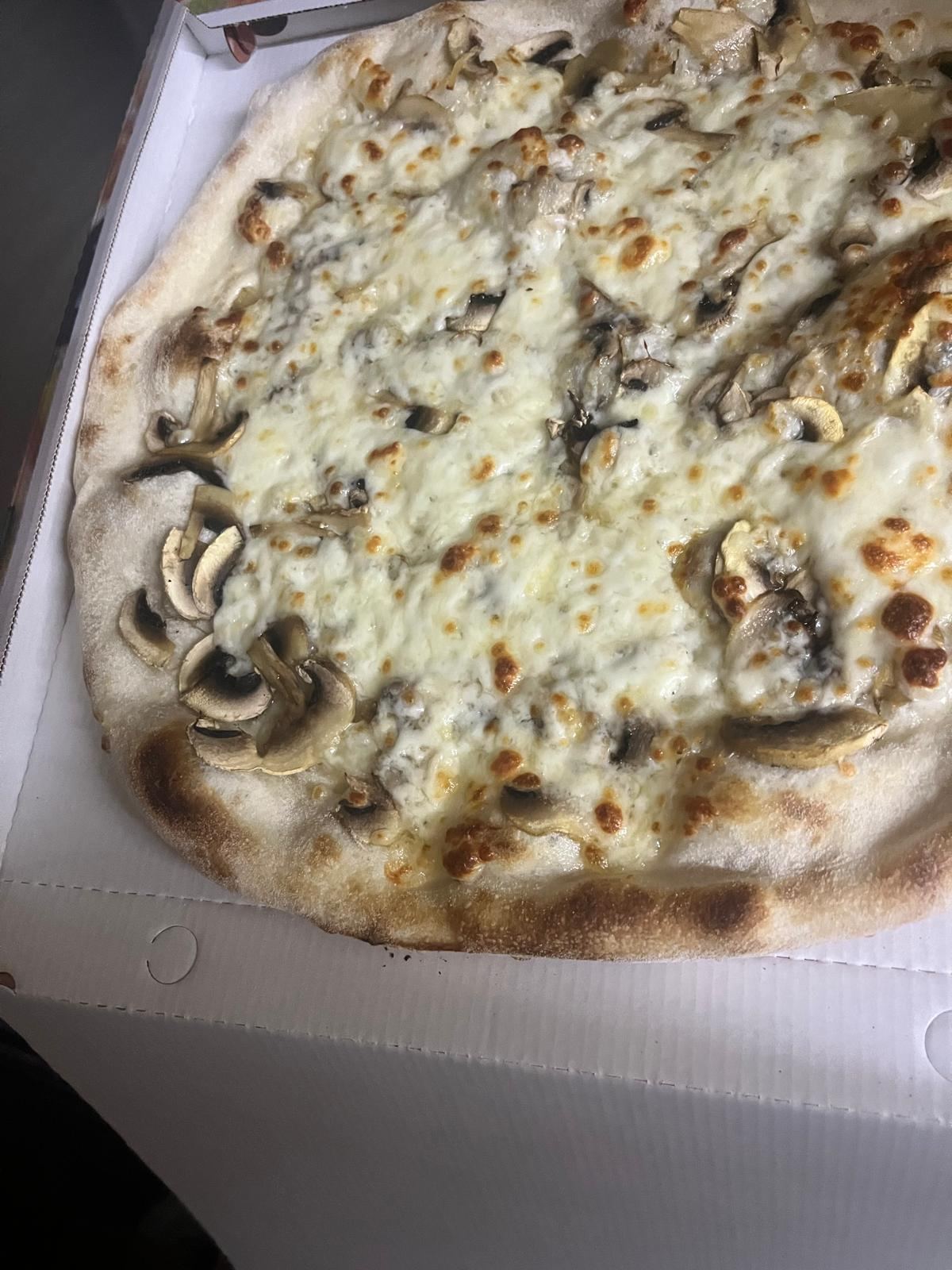 Pizza z pieczarkami i serem