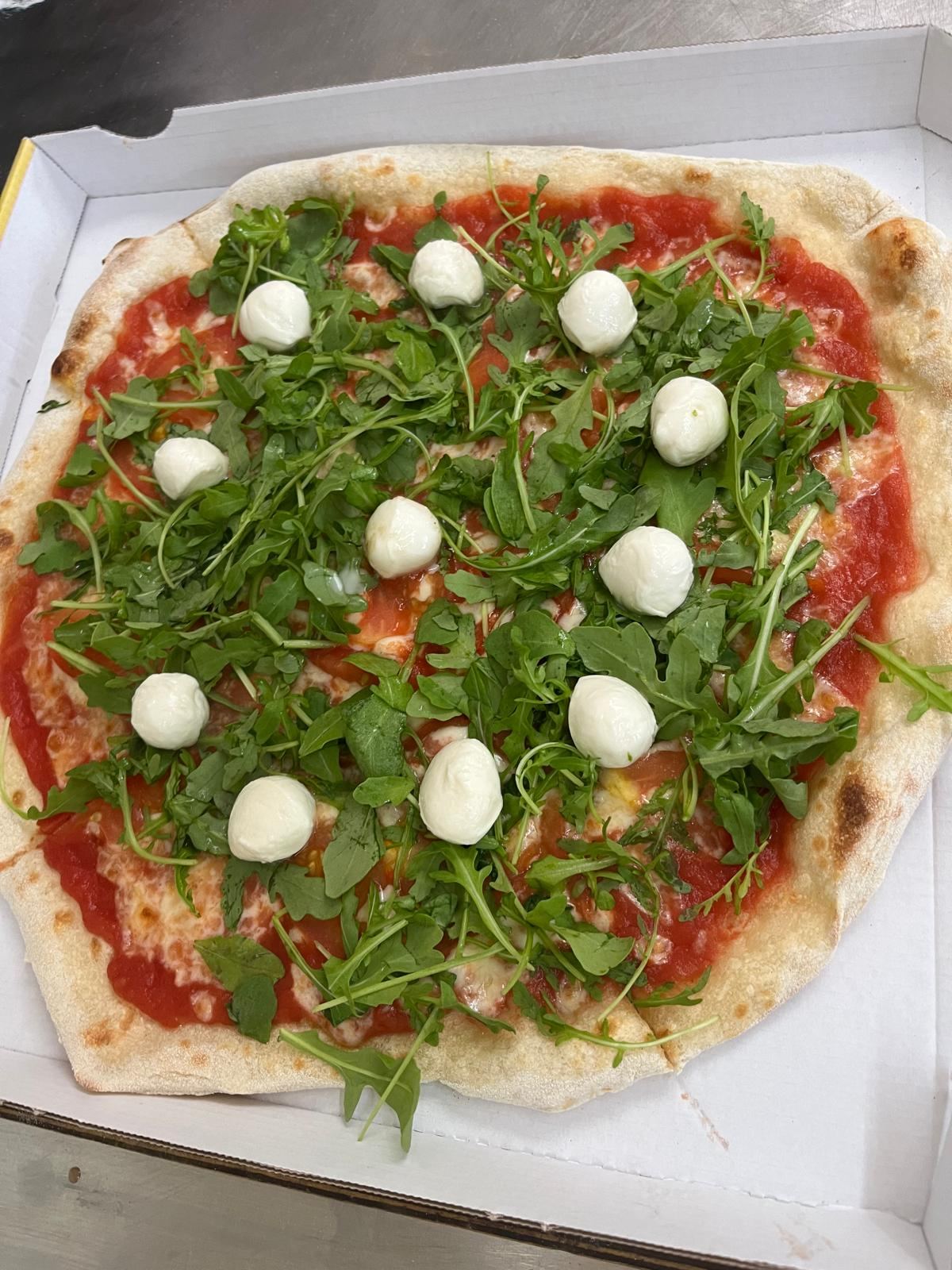 Pizza z kulkami mozzarelli i rukolą