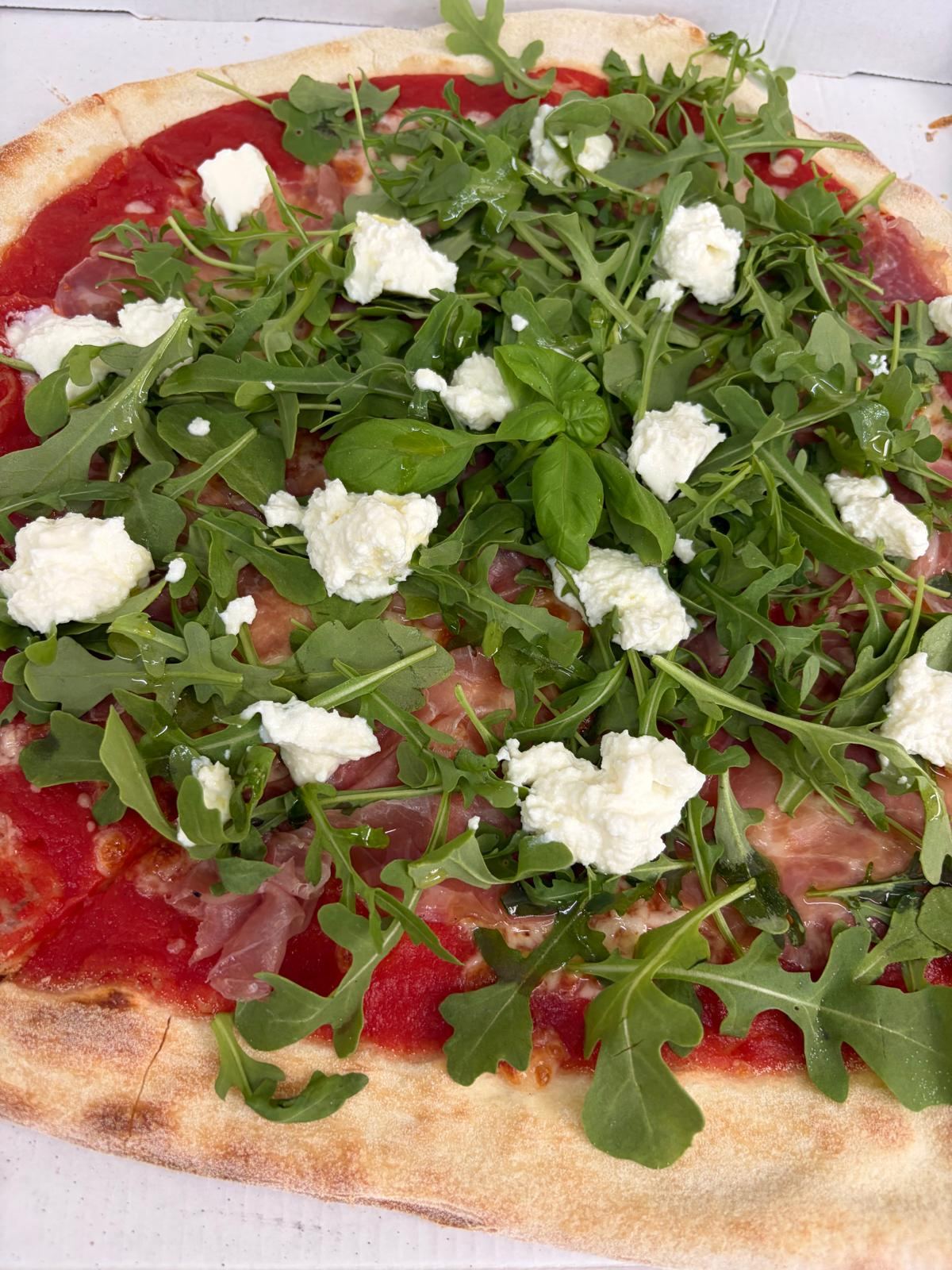 Pizza z prosciutto i burratą