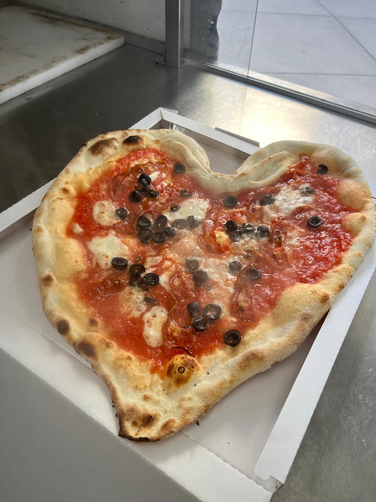 Pizza w kształcie serca z oliwkami