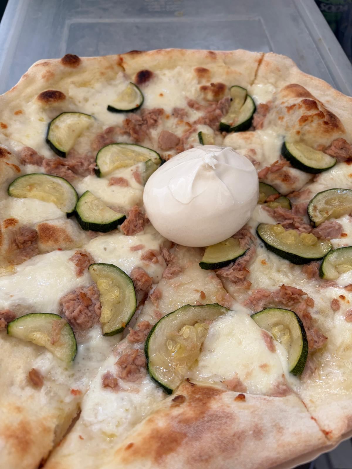 Pizza z tuńczykiem, cukinią i burratą