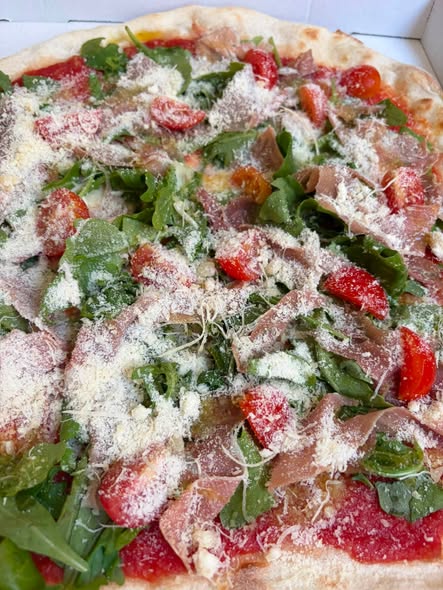 Pizza z rukolą, szynką parmeńską i parmezanem