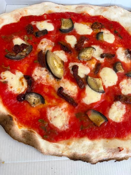 Pizza z bakłażanem i pomidorami suszonymi
