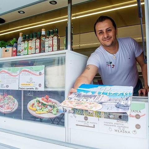Mistrz Raffaele z food trucka U Włocha z pudełkiem świeżej pizzy