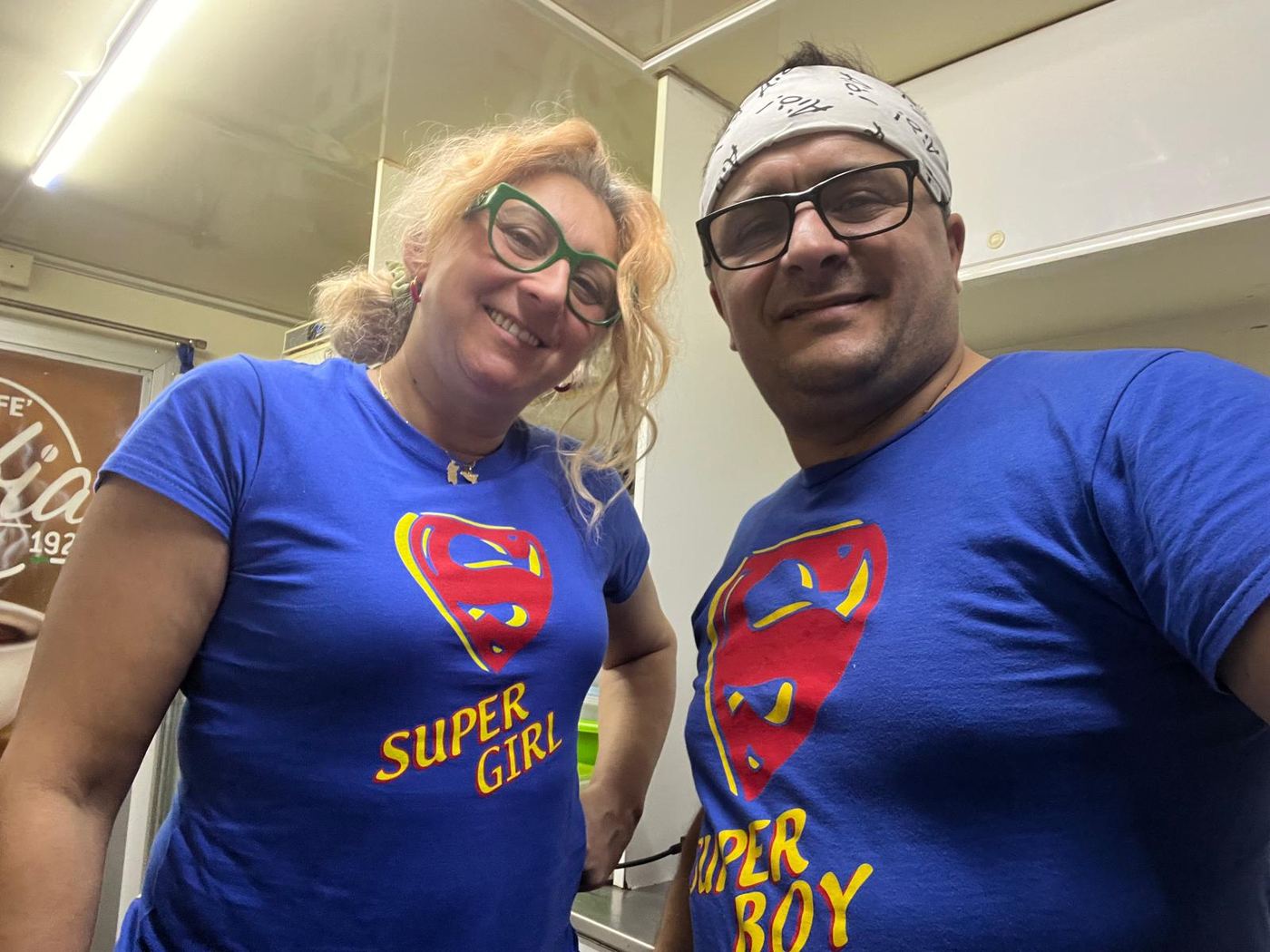 Właściciele food trucka U Włocha w koszulkach Super Girl i Super Boy