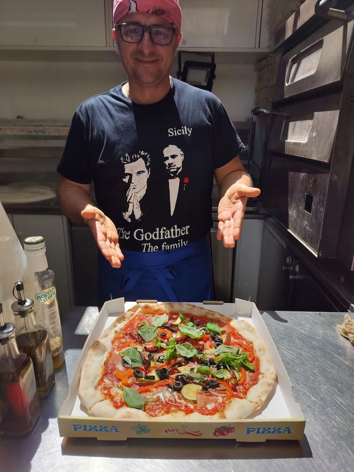 Szef Raffaele z gotową pizzą w pudełku