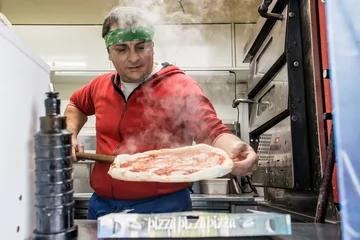 Szef wyjmuje świeżą pizzę z pieca