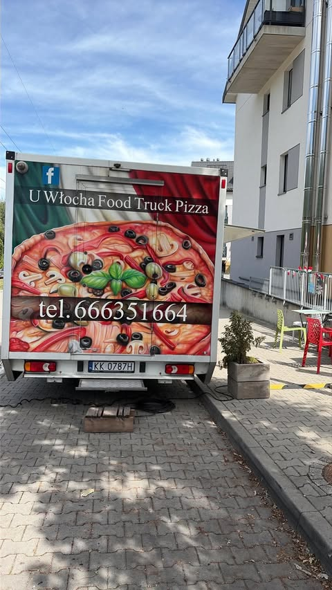 Tył food trucka z grafiką pizzy i numerem telefonu